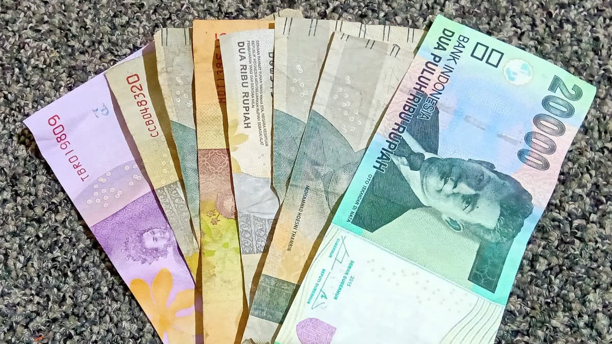 Uang kertas rupiah berbagai pecahan
