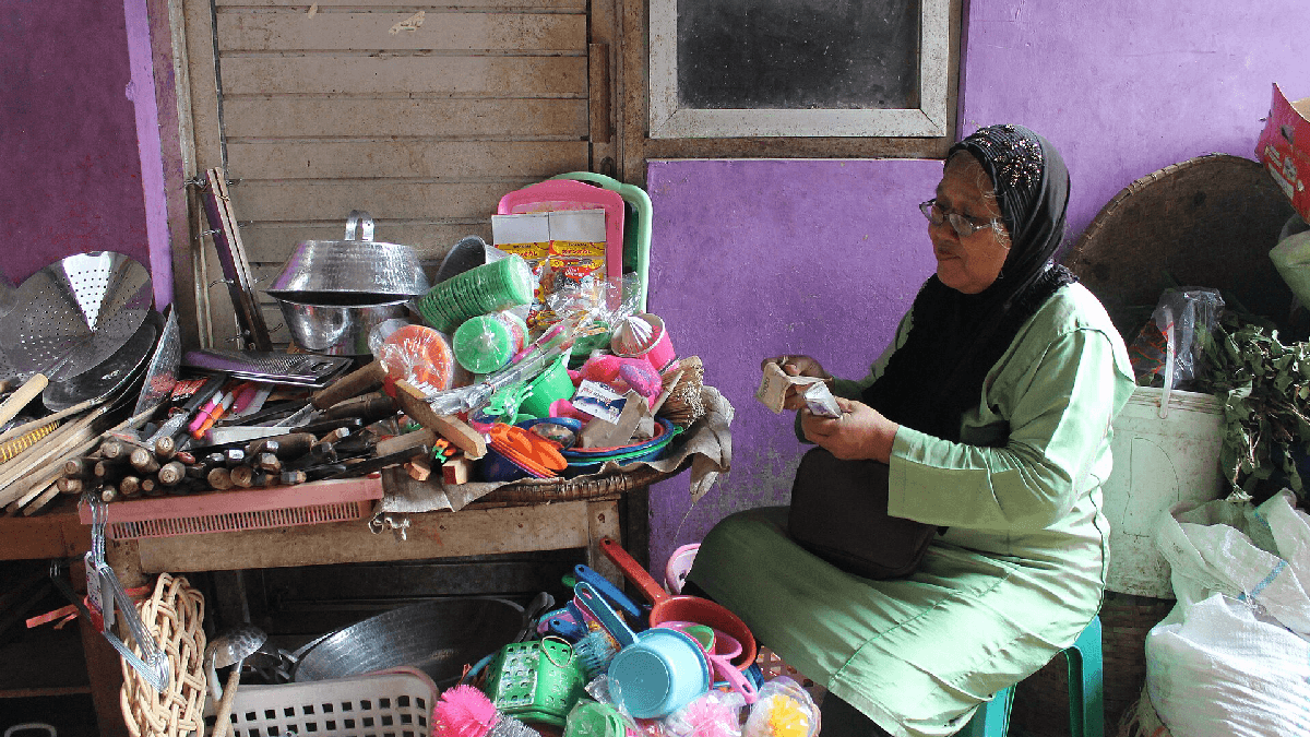 Pedagang di pasar tradisional Indonesia