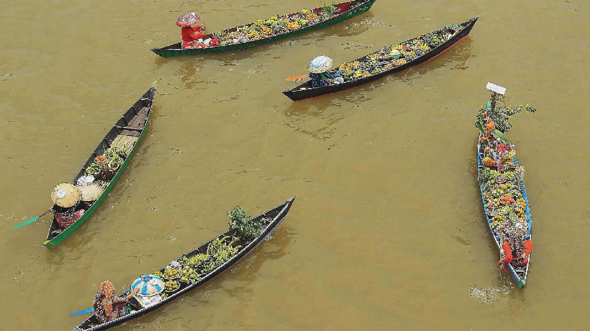 Pedagang di pasar terapung Kalimantan
