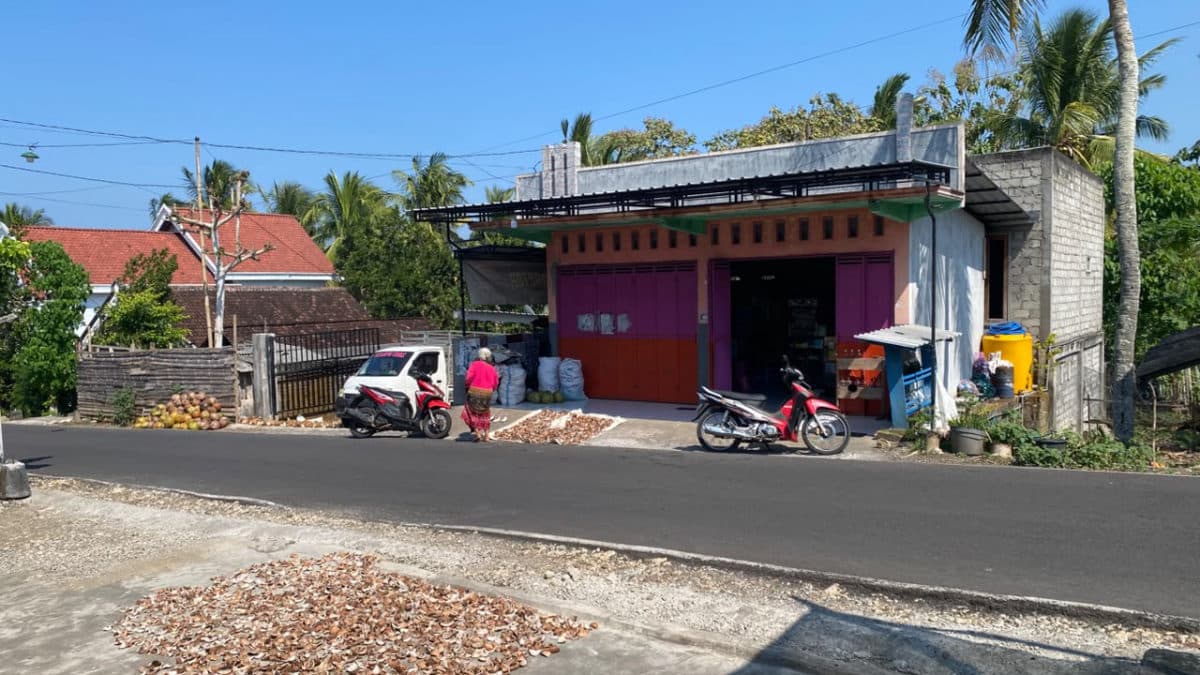 Toko kelontong di tepi jalan Desa Tumpakkepuh