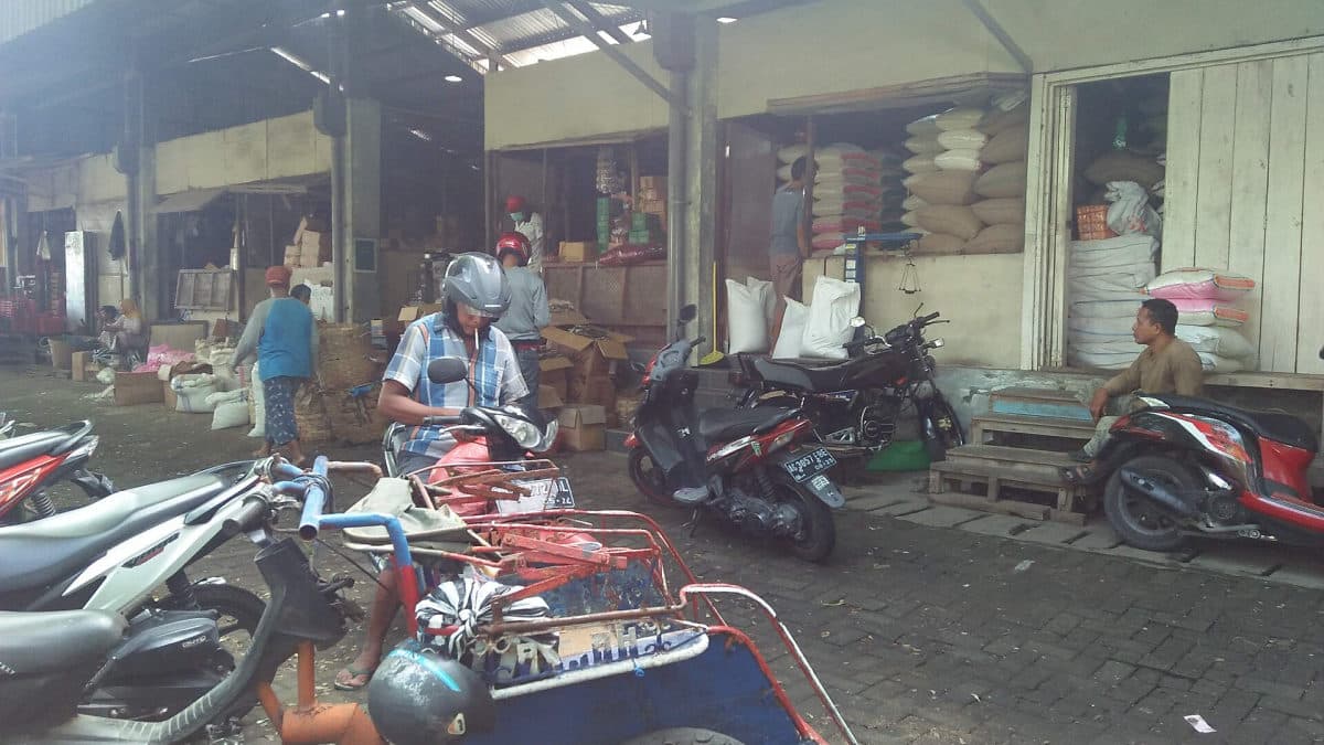 Suasana perdagangan di Pasar Induk Pare, Kediri